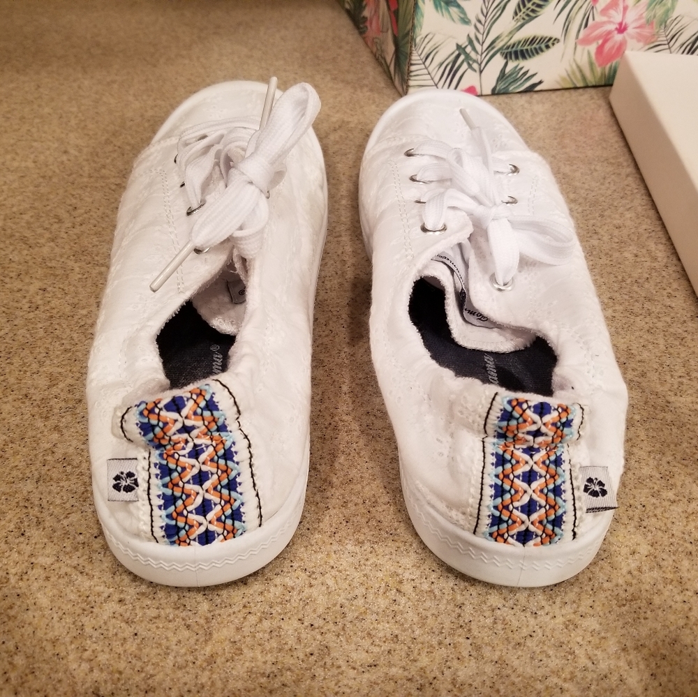 Tennis shoes